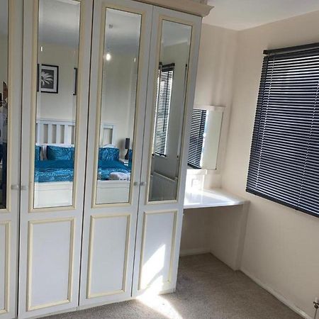 Charming 2-Bed House In London Villa ภายนอก รูปภาพ
