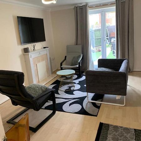 Charming 2-Bed House In London Villa ภายนอก รูปภาพ
