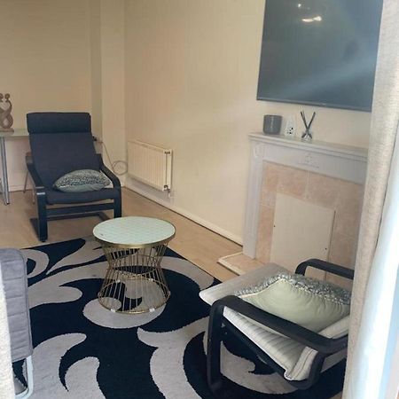Charming 2-Bed House In London Villa ภายนอก รูปภาพ