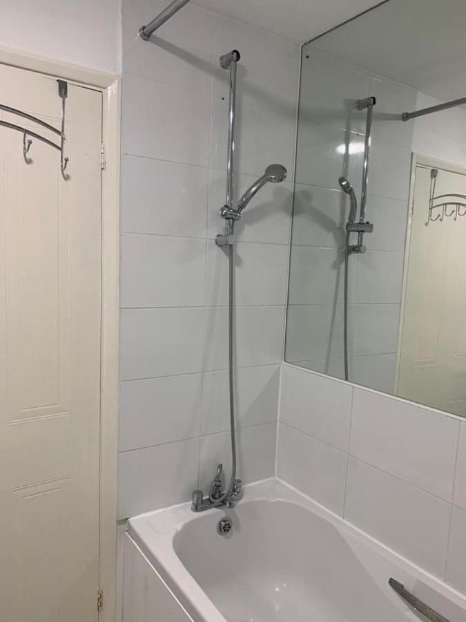 Charming 2-Bed House In London Villa ภายนอก รูปภาพ