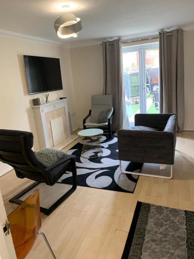 Charming 2-Bed House In London Villa ภายนอก รูปภาพ