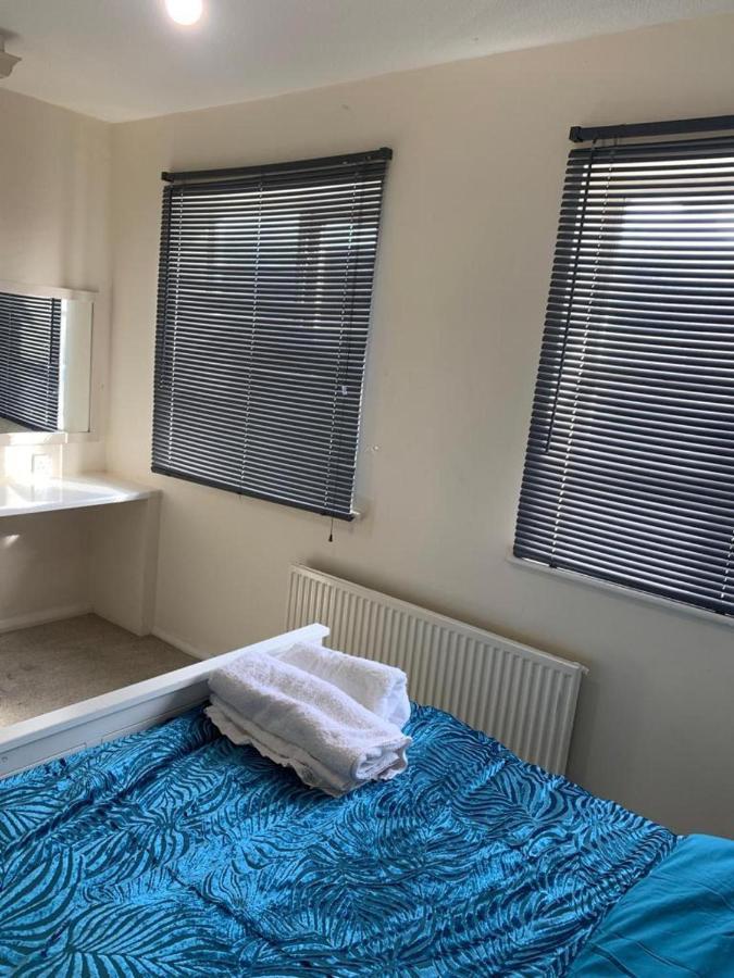 Charming 2-Bed House In London Villa ภายนอก รูปภาพ