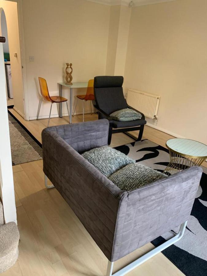 Charming 2-Bed House In London Villa ภายนอก รูปภาพ