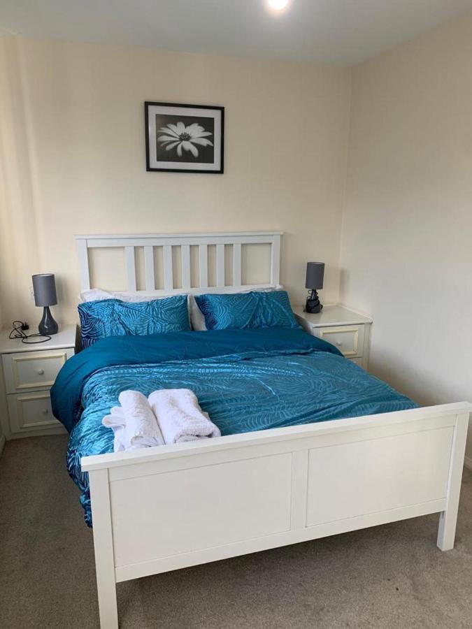 Charming 2-Bed House In London Villa ภายนอก รูปภาพ