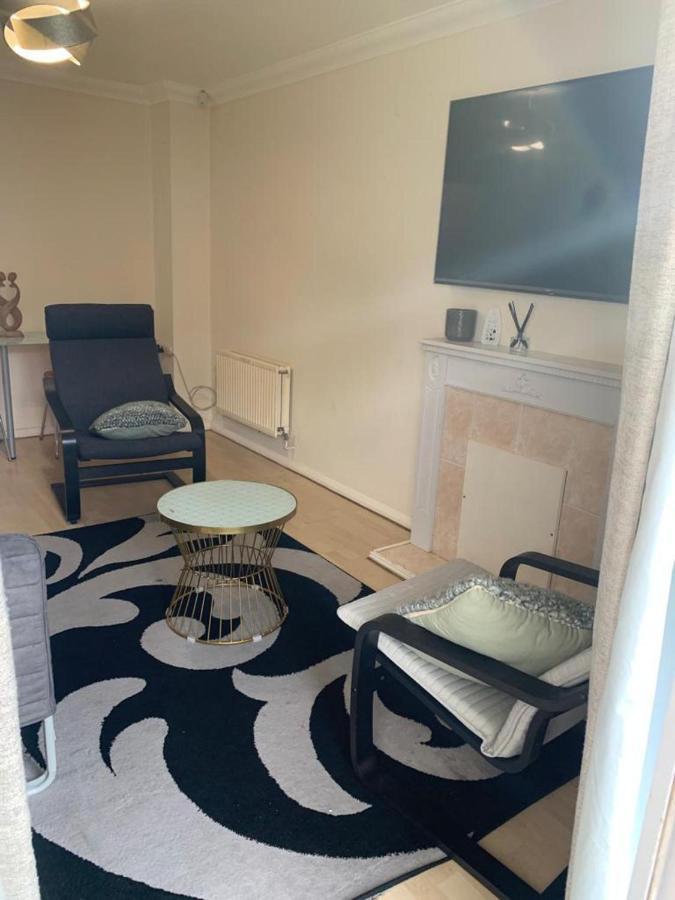 Charming 2-Bed House In London Villa ภายนอก รูปภาพ