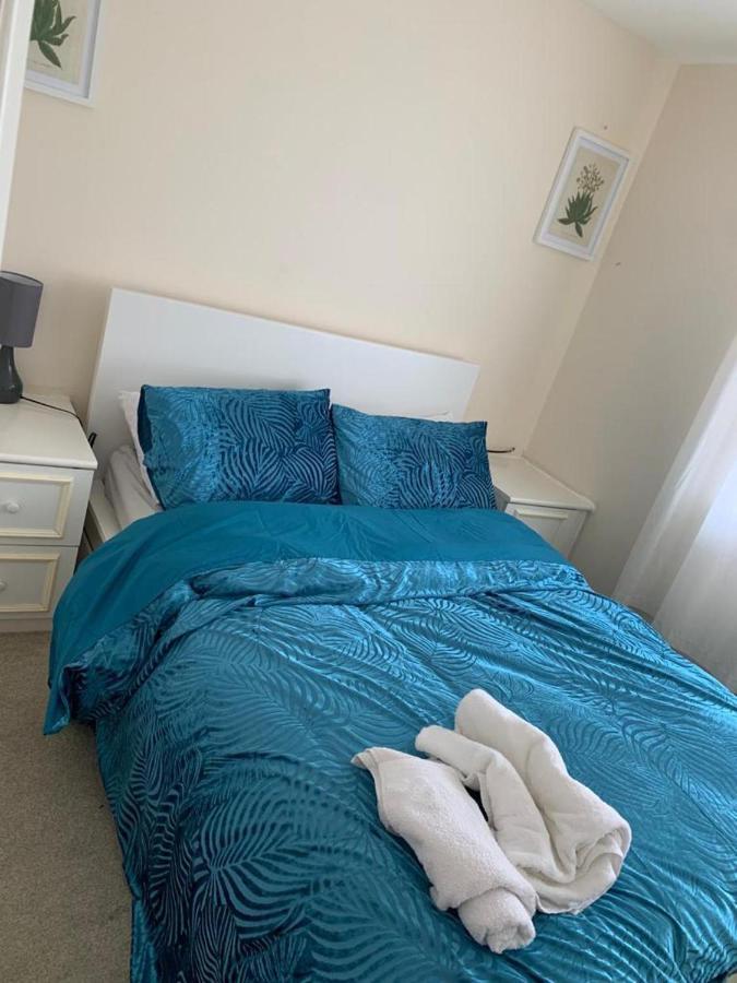 Charming 2-Bed House In London Villa ภายนอก รูปภาพ