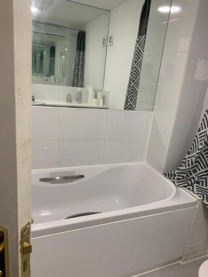 Charming 2-Bed House In London Villa ภายนอก รูปภาพ